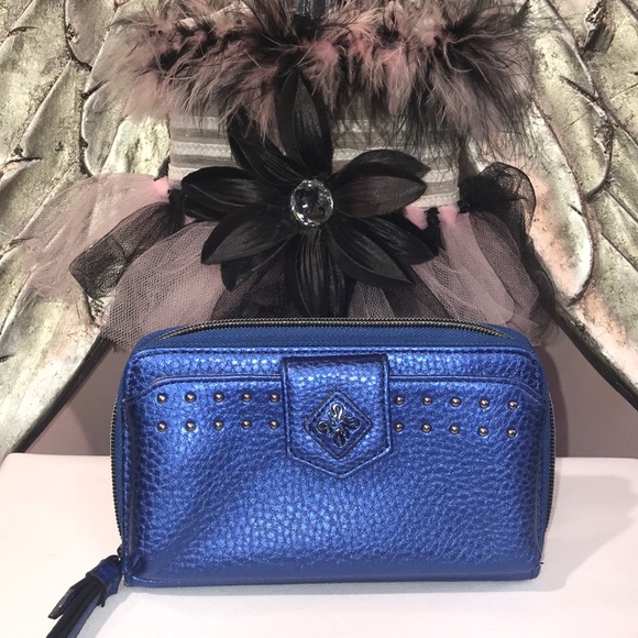 Last call 😲🐾 Vera Wang Wristlet 💖 - Picture 5 of 5